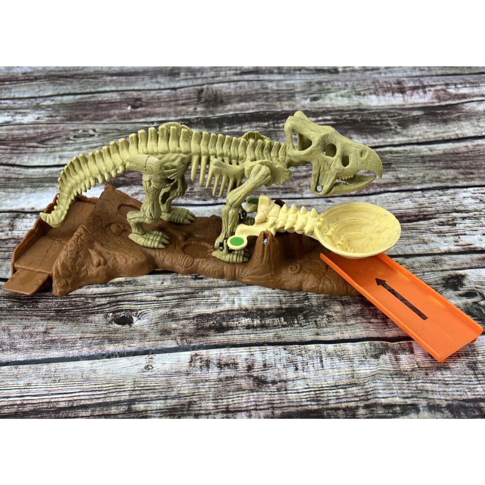Triceratops From Hot Wheels Trick Tracks Dino Tail Bash Stunt Set, Model N6294